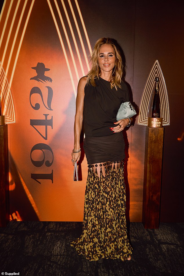 لفتت بيب، 45 عامًا، مؤثرة الموضة ووسائل التواصل الاجتماعي، الأنظار بقميص أسود أنيق مع تنورة جريئة من الريش