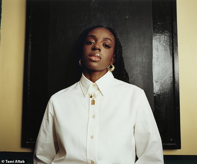 تحدثت المغنية البالغة من العمر 25 عامًا - والتي تفوز حاليًا بقلوب الأمة في مسلسل بي بي سي - عن أول حسرة ساحقة لها على الإطلاق في مقابلة جديدة