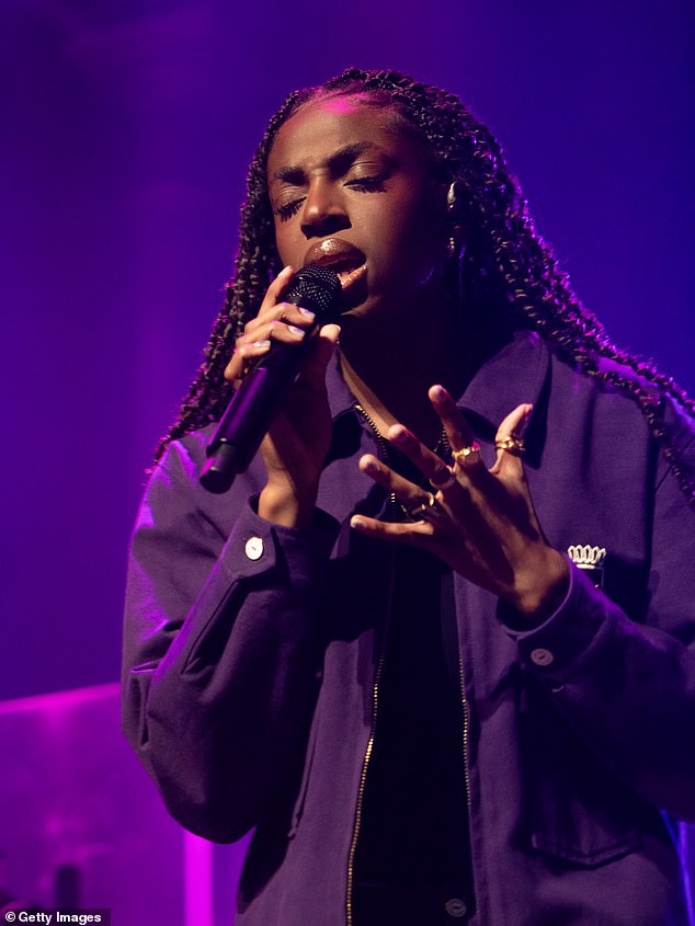 لقد وجهت صراعاتها إلى موسيقى جديدة بعد عام صعب شهد انفصالها عن جودي والتعامل مع وفاة جدها لأمها جون.