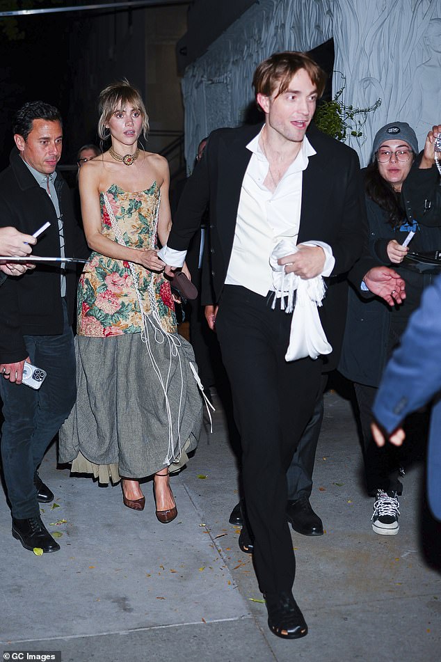 ولإضفاء الأكسسوارات، ارتدت سوكي قلادة ذهبية كبيرة الحجم ومزينة بحجر كريم أحمر من Chloé