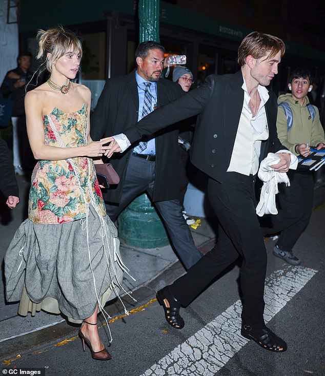 في هذه الأثناء، تألقت سوكي بفستان من الزهور من Zoe Gustavia Anna Whalen والذي يتميز بتنورة مربعة الشكل.