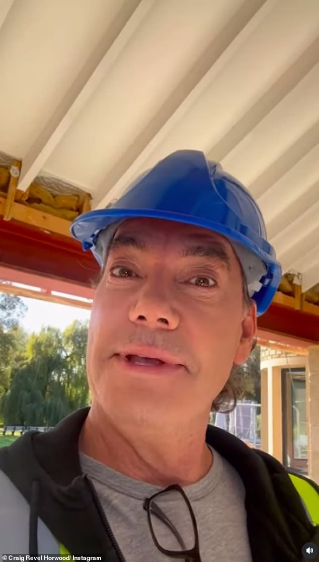 سعى القاضي الصارم، البالغ من العمر 60 عامًا، للحصول على إذن تخطيط لرفع حديقته الخلفية من خلال بناء شرفة حول منطقة حمام السباحة في العقار، بينما قام بتدمير الأجزاء الداخلية بالكامل لجعلها مساحة معيشة مثالية.