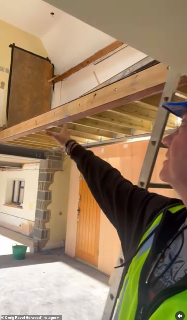 وكتب في تعليق على المنشور: 