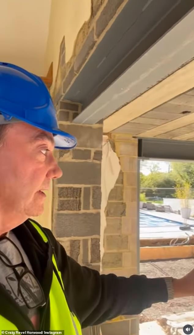 وبينما كان يسير عبر المطبخ ومنطقة المعيشة الرئيسية، قال: 