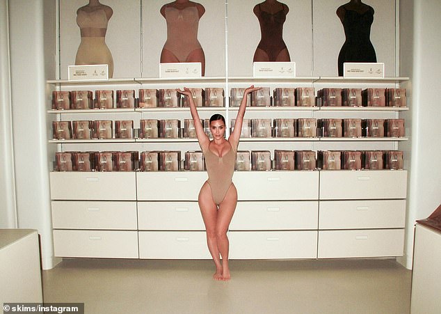 قبل الإطلاق، نسبت كيم الفضل إلى مغني الراب المشين البالغ من العمر 48 عامًا باعتباره 