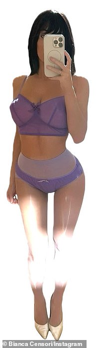 كانت ترتدي سراويل داخلية غريبة فوق جوارب طويلة