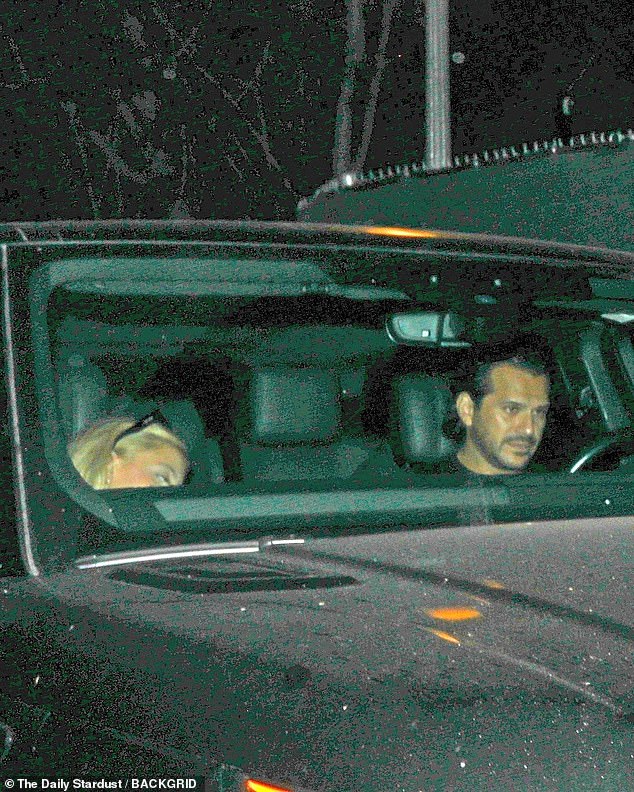 كما التقطت الصور أيضًا المرشح لجائزة إيمي مرتين وهو ينحني في مقعد الراكب بجوار دافينو