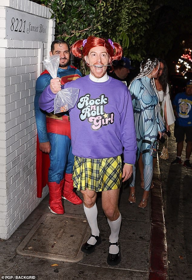 وفي الوقت نفسه، كان 3K Miles West هو الأبيض، الذي عرض ساقيه العضليتين في زي سخيف في حفلة الهالوين التي حضرها في شاتو مارمونت في غرب هوليود.