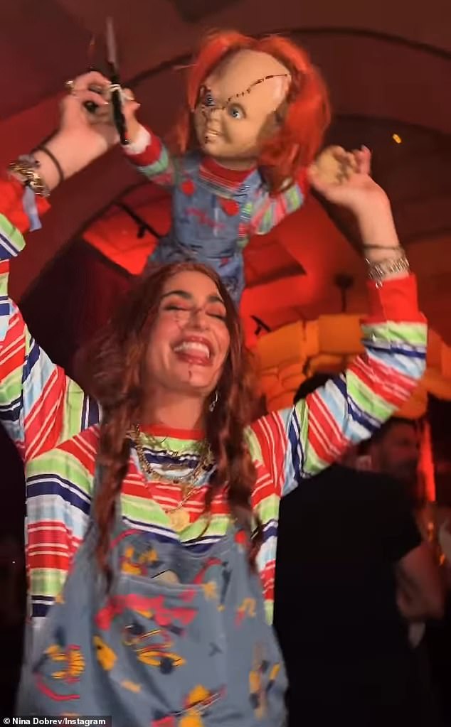 كان بارستين - الذي كان يرتدي ملابس تشارلز 