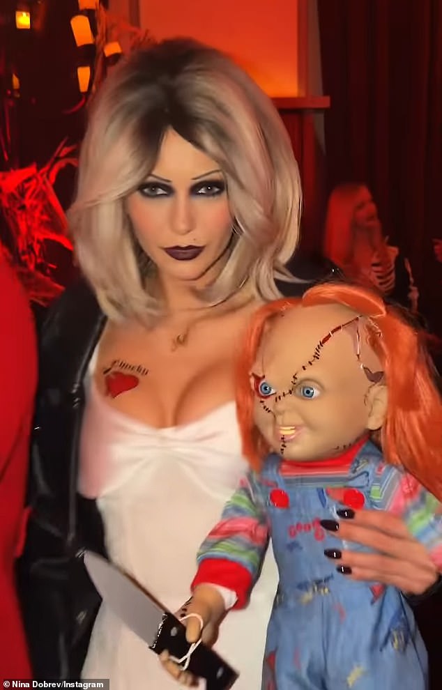 جندت نينا فريقها الساحر المكون من مصممة الأزياء لورين جيورسكي ومصفف الشعر داوسون هيغيرت وفنانة المكياج كالي تيتر - لتحويل مظهرها من خلال فستان زفاف ومكياج قوطي وشعر مستعار أشقر داكن الجذور.