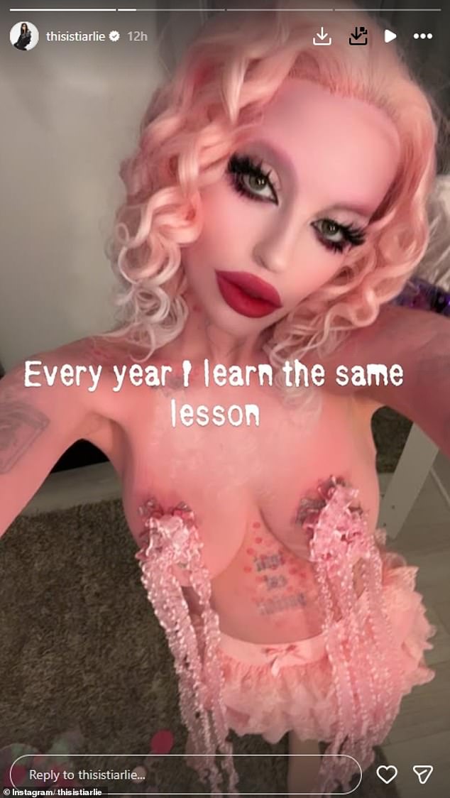 وعلقت على المنشور الذي أظهرها وهي ترتدي ملابس ضيقة في المجموعة الدرامية: 