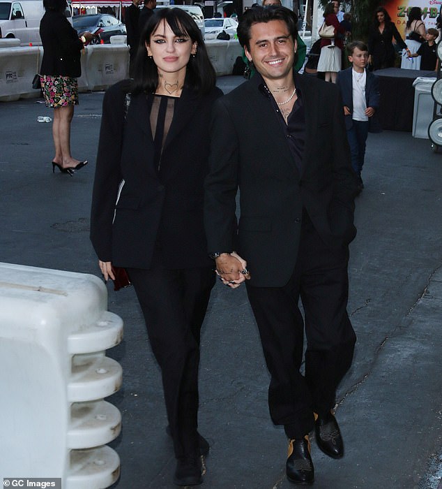 أطلقت شارلوت علاقتها الجديدة بجد في جلسة تصوير ذات طابع غربي في مارس (في الصورة: شارلوت فرويد وإسحاق بريسلي)