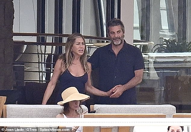 أطلقت الممثلة شائعات رومانسية مع كيرتس عندما تم إلقاء نظرة عليهما في إجازة في مايوركا، إسبانيا، خلال عطلة نهاية الأسبوع في الرابع من يوليو (في الصورة)