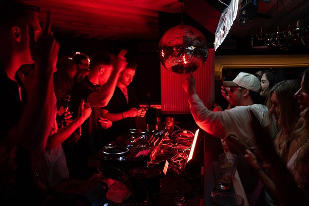 ديسكوتيك في بيليكانو (في الصورة: توقع حفلات الكرات المرآة والكوكتيلات المنسقة وحشد أنيق جاهز للرقص حتى الفجر. تمثل عودة هذه الأماكن إلى الظهور فصلًا جديدًا في كينغز كروس - فصل يدمج الحنين إلى الماضي مع الابتكار