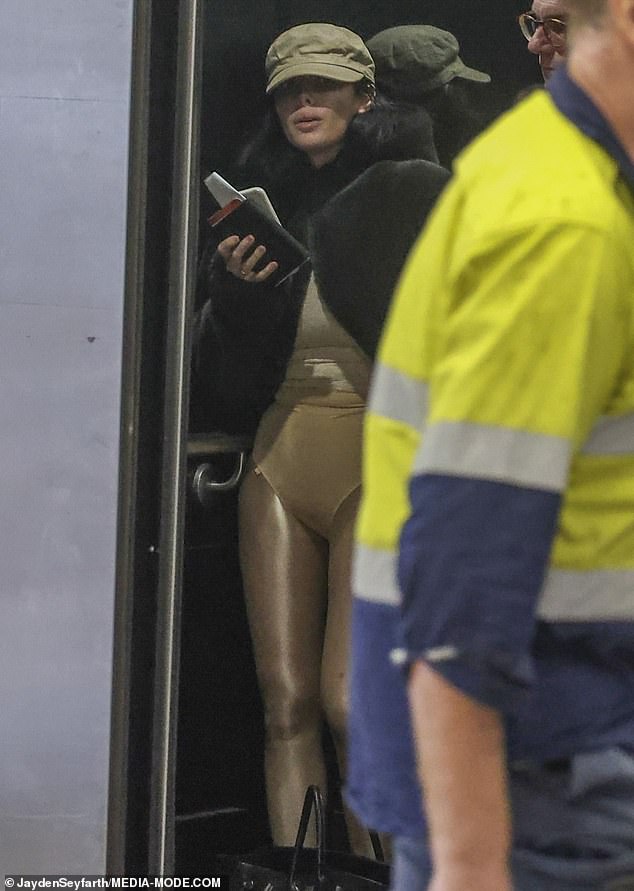 وفقًا لأزياء بيانكا الحقيقية، ارتدت السمراء، البالغة من العمر 30 عامًا، زيًا فاضحًا - قميص رمادي ضيق فوق سروال داخلي عالي الخصر وجوارب ذهبية عاكسة بدلاً من البنطلون.