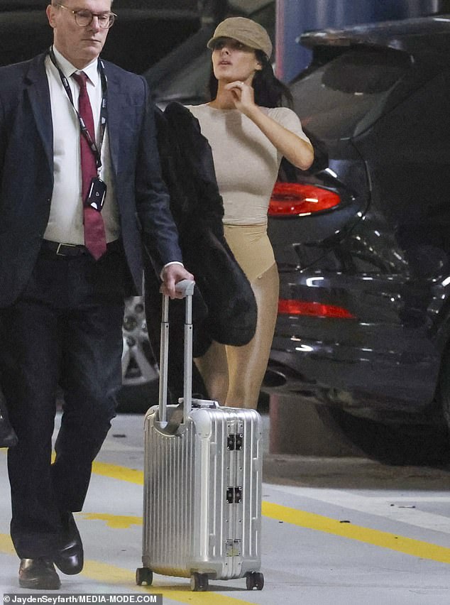 قبل الإطلاق، نسبت كيم الفضل إلى مغني الراب البالغ من العمر 48 عامًا باعتباره 