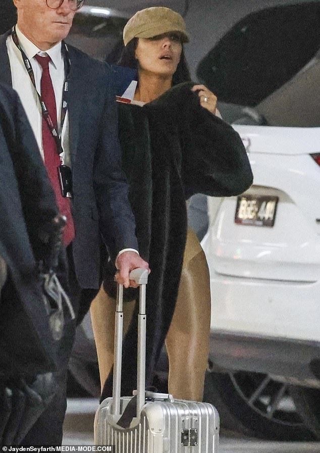 في كل منشور، أشار مستشار التصميم السابق في Kelektiv إلى المصمم مارك جاكوبس - الذي لا يبيع حمالات الصدر أو السراويل الداخلية أو الجوارب الطويلة على موقعه على الإنترنت