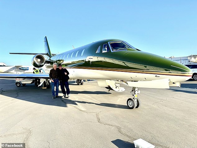 يمتلك ممثل إنديانا جونز، الذي تم تصويره مع صديقه روبرت باتريك في عام 2025، طائرة من طراز Cessna Citation Sovereign التي يقال إنها انبعثت 35 طنًا متريًا من ثاني أكسيد الكربون خلال فترة شهرين في عام 2022.