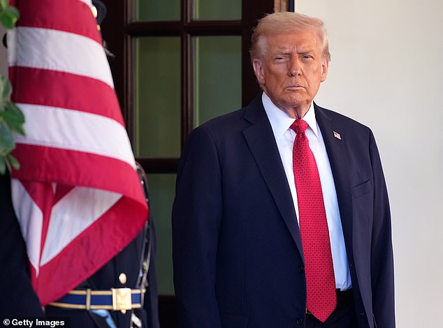 قام فورد بنزع أحشاء ترامب مرة أخرى في مقابلة مع صحيفة الغارديان، قائلاً إن تعامله مع أزمة المناخ “يخيفه بشدة”.