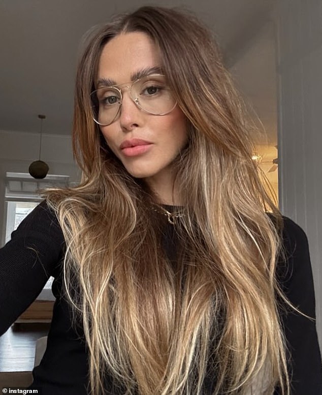 في الآونة الأخيرة، شوهدت روبي وهي ترتدي خصلات بنية طويلة (في الصورة)