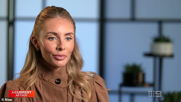 تم إلغاء تأشيرة الزيارة الخاصة بعاملة الجنس البريطانية المثيرة للجدل، البالغة من العمر 26 عامًا، والتي تبلغ مدتها 12 شهرًا في أواخر العام الماضي، لكنها أخبرت مضيفة A Current Affair بأنها تكافح من أجل العودة في الوقت المناسب لحضور Schoolies Week، وهو احتفال سنوي يحضره خريجو المدارس الجدد.