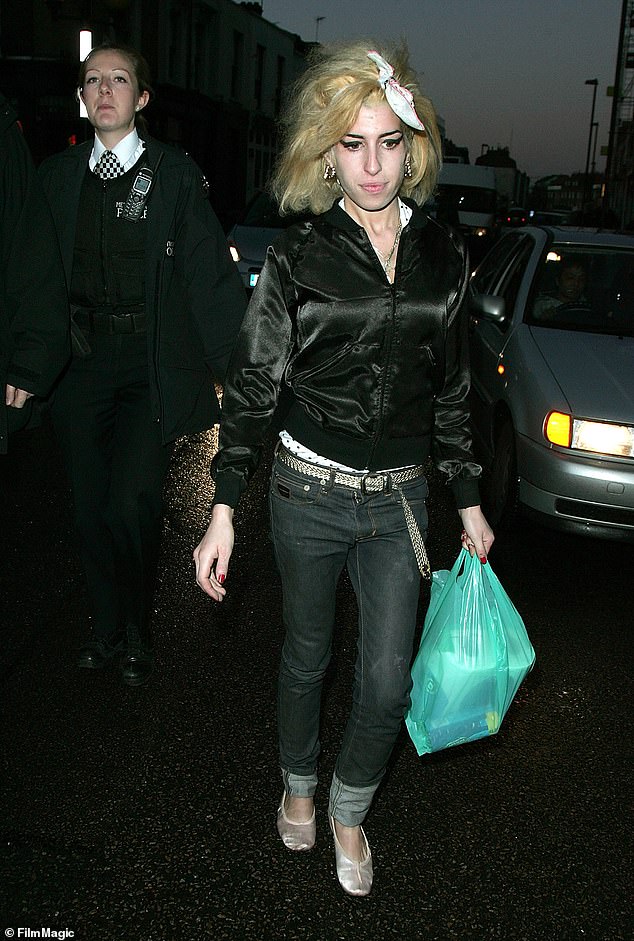 وعلق أحد المعجبين على صورة تسريحة شعر روبي الجديدة قائلاً: 