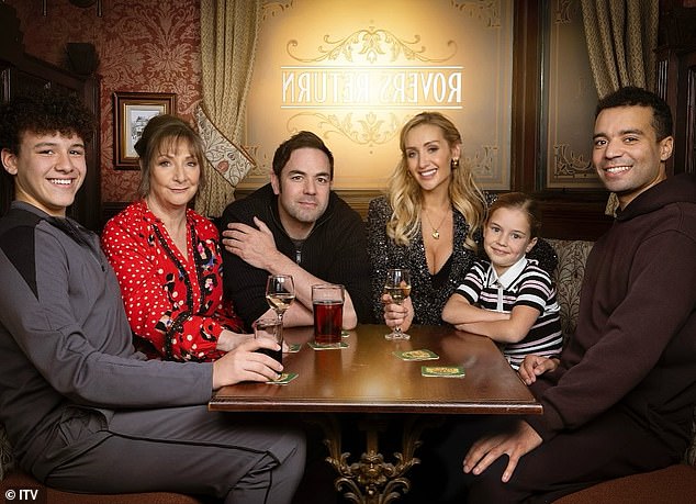 عادت إيفا إلى شارع التتويج مع عائلتها الجديدة The Driscolls ومعها حقيبة مليئة بالأسرار