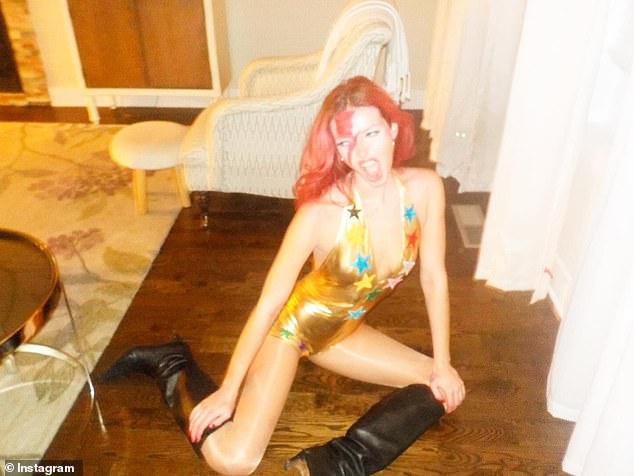 كانت البدلة مغطاة بالنجوم الملونة وارتدتها مع حذاء أسود يصل إلى الركبة