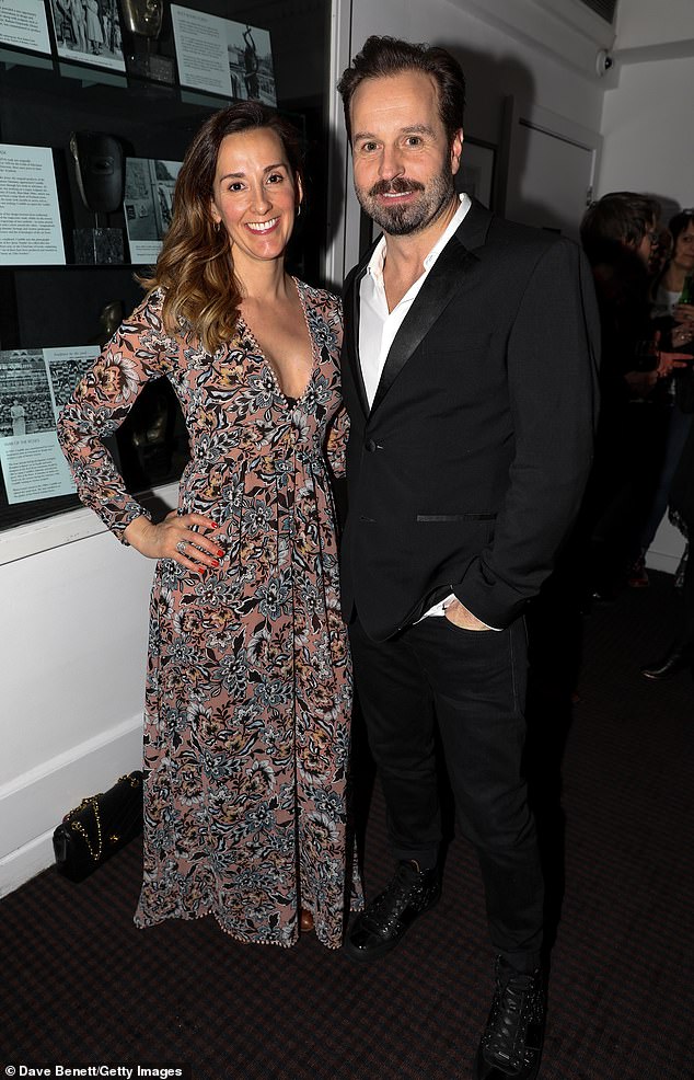 في أغسطس 2020، انفصل الزوجان بعد 16 عامًا من الزواج، وأفيد أن المغني كان يبحث عن نساء في تطبيق مواعدة المشاهير Raya (شوهدنا معًا في عام 2019).