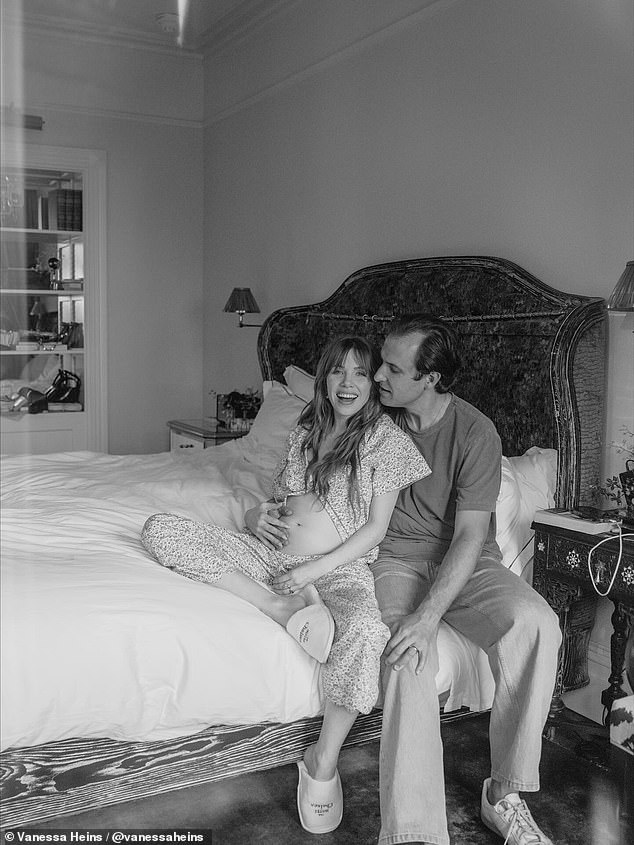 يبدو المتزوجون حديثًا محبوبين وهم يحتضنون نتوءها