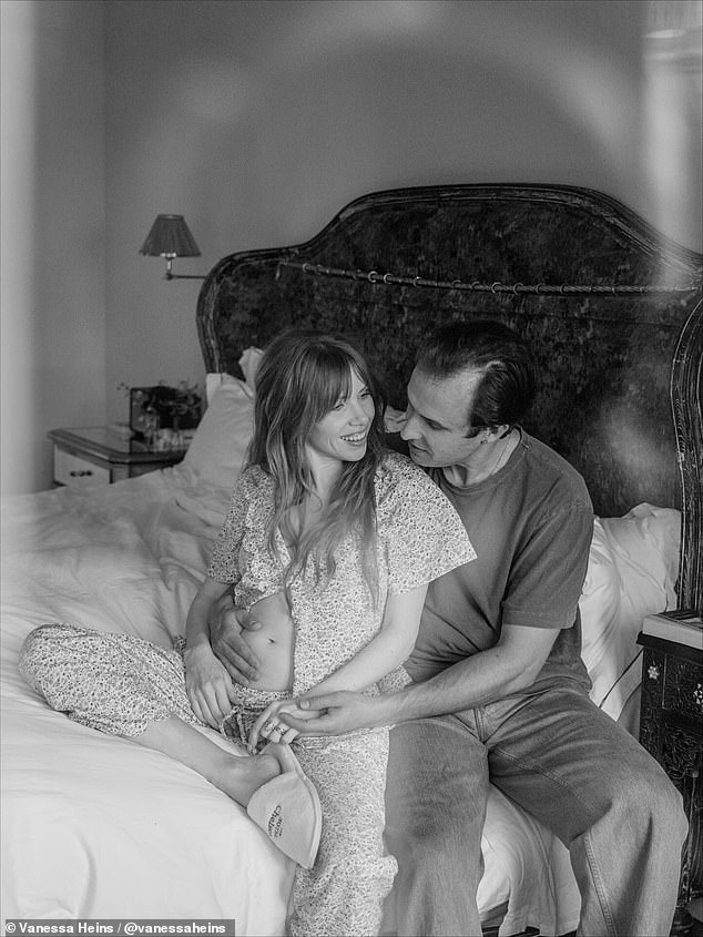 نظرت جيبسن إلى القمر وهي تظهر بطنها لأول مرة