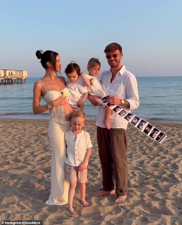 الزوجان - اللذان بدأا المواعدة في عام 2020 - هما بالفعل والدان فخوران للتوأم الشقيق دليلة وروما في يوليو 2023 بعد أن أنجبت كينيدي طفلاً اسمه ليو قبل عامين.