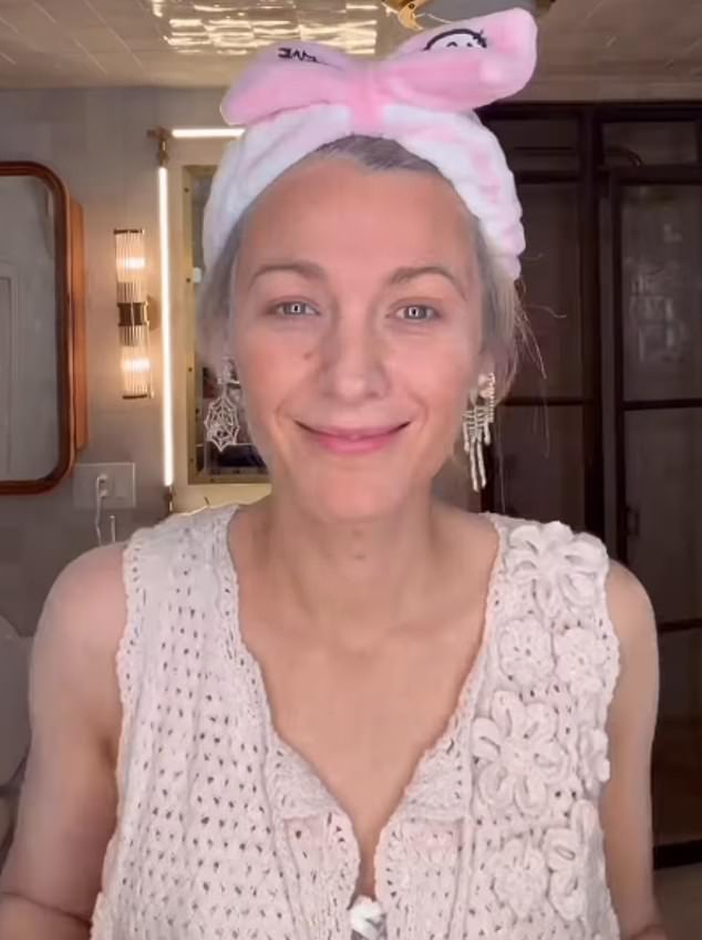 انتقلت الممثلة البالغة من العمر 38 عامًا إلى إنستغرام لتظهر لمعجبيها مقدار العمل الشاق الذي كانت عليه في التحول إلى إيلي؛ استغرق الأمر بودرة الأطفال ومنتجاتها من Blake Brown Beauty