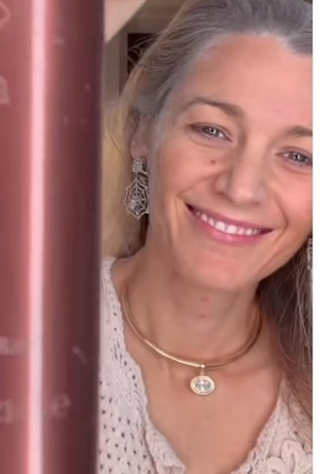 قامت الطبيبة البيطرية Gossip Girl أيضًا بعمل مكياجها الخاص بشكل مثير للإعجاب لتجعل نفسها تبدو أكبر من 50 عامًا