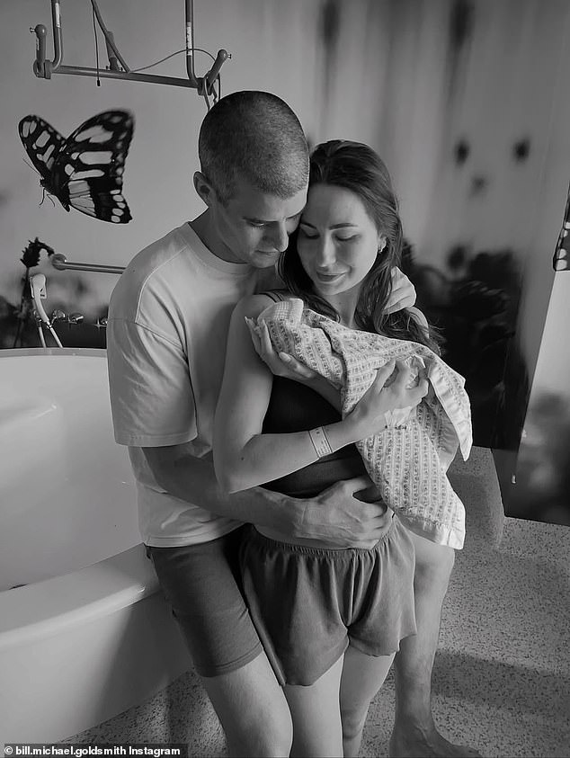 شارك الزوجان الإعلان المدمر على إنستغرام مساء الاثنين، إلى جانب معرض للصور بالأبيض والأسود يحتضنان طفلتهما الثمينة