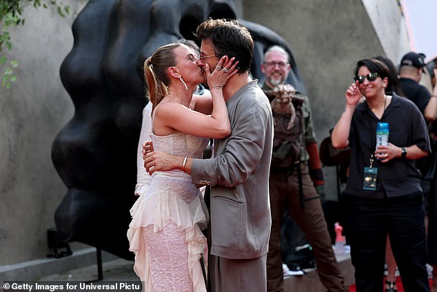 كما أرسل النجم المثلي بشكل علني ألسنة تهتز في وقت سابق من هذا العام حيث شارك عدة قبلات مع نجمه المشارك في فيلم Jurassic World Rebirth يوهانسون، 40 عامًا (شوهد في نيويورك في يونيو).