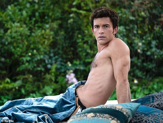 شوهد بدون قميص في العرض البذيء