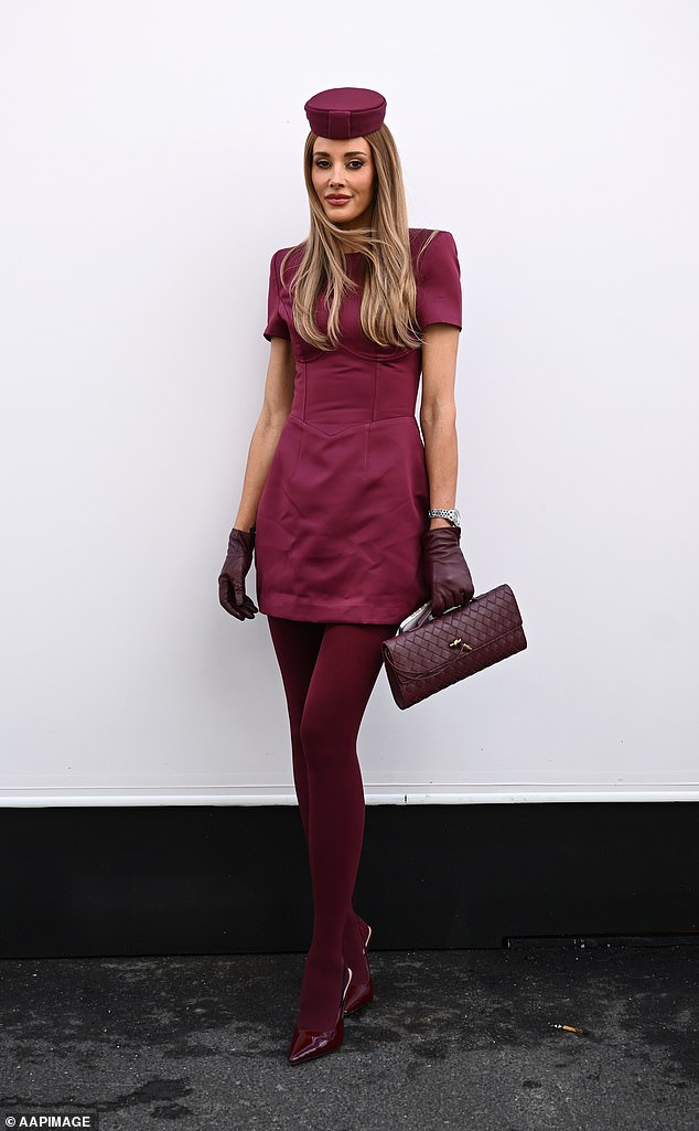 كانت الأم لأربعة أطفال تتمتع برؤية راقية في ثوب إيليا باللون العنابي مع حذاء بكعب لانا ويلكنسون في كأس ملبورن يوم الثلاثاء