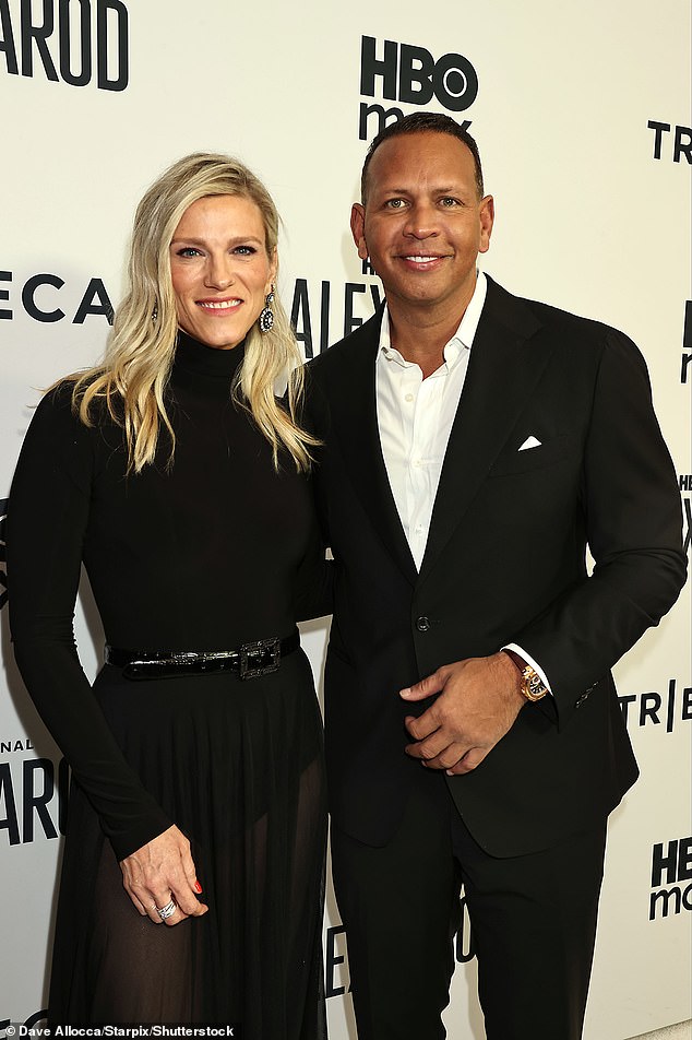 أبدت ليندسي شوكوس، عشيقة أفليك السابقة، دعمها لحبيب لوبيز السابق أليكس رودريجيز أثناء حضورها العرض الأول لفيلمه الوثائقي الجديد يوم الاثنين.