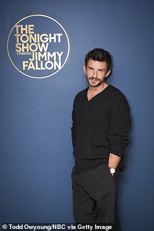 في صفحات قصة الغلاف، شارك ردة فعله عندما اكتشف أنه حصل على تاج الرجل الأكثر جاذبية على قيد الحياة