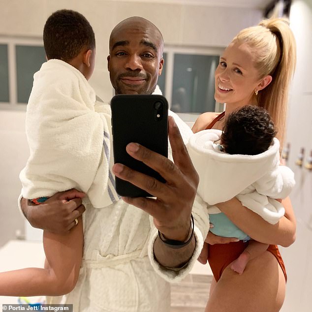 يبدو أن بورشيا، التي التقت بأوري عندما كانا في الجامعة، تنتقد زوجها السابق بإضافة أغنية 