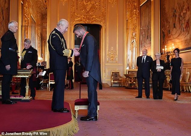 لم تتوقف فيكتوريا عند تصميم الملابس النسائية فقط، إذ تم الكشف عن أنها غمست أيضًا إصبع قدمها في ملابس الرجال لصنع بدلة ديفيد