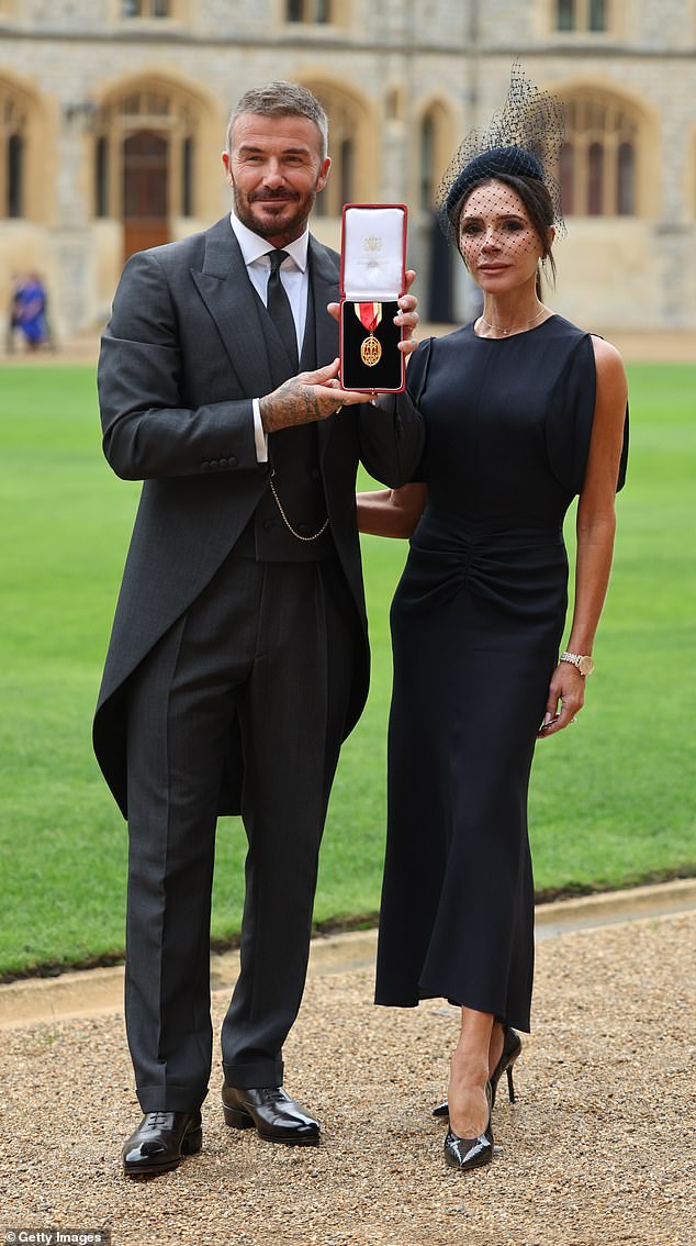 بدت مصممة الأزياء مذهلة في فستان Bela Midi الذي تبلغ قيمته 850 جنيهًا إسترلينيًا باللون الأسود مع خصر مقصوص وأكمام غير متماثلة لإظهار ذراعيها المتناغمتين للغاية