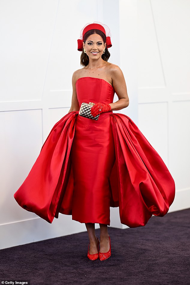 كما اختار ملبورن DJ Perri Lee مظهرًا باللون الأحمر بالكامل مع قبعة مستديرة في نفس الظل