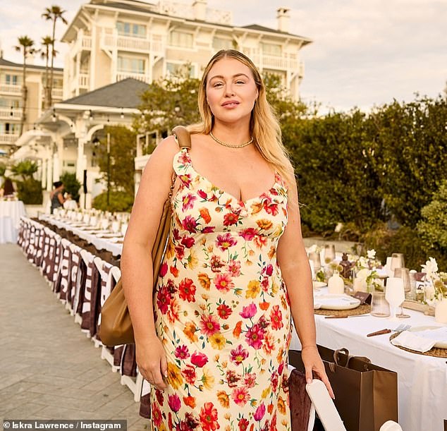 أصبحت إيسكرا (في الصورة عام 2025) رمزًا عالميًا لإيجابية الجسم في عام 2014 بعد ظهورها في حملة Aerie's #AerieREAL، التي كانت رائدة في الإعلان عن الملابس الداخلية غير المعدلة