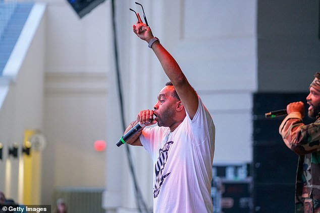 ولد يونغ بليد في باتون روج، لويزيانا عام 1974 وحقق نجاحًا لأول مرة في هذه الصناعة في التسعينيات بعد أن طور شغفه بالموسيقى في سن مبكرة؛ شوهد في يونيو في ولاية ألاباما