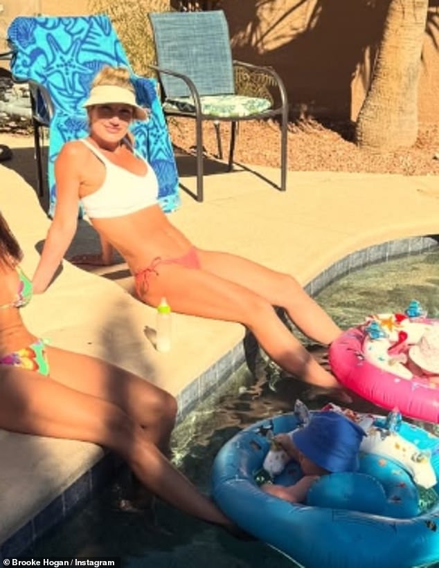 وقد شوهدت هنا هذا الشهر في حمام السباحة الخاص بها مع التوأم في العوامات