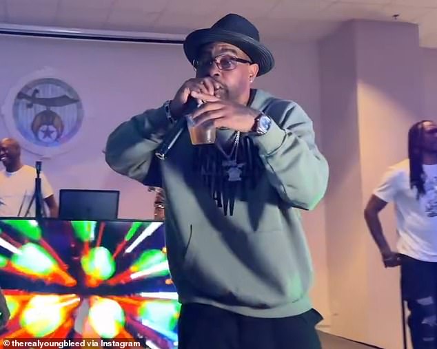 أفاد موقع TMZ أن الفنان الموسيقي – الذي ولد باسم جلين كليفتون جونيور – تم نقله إلى المستشفى قبل أيام فقط وكان في وحدة العناية المركزة على جهاز التنفس الصناعي.