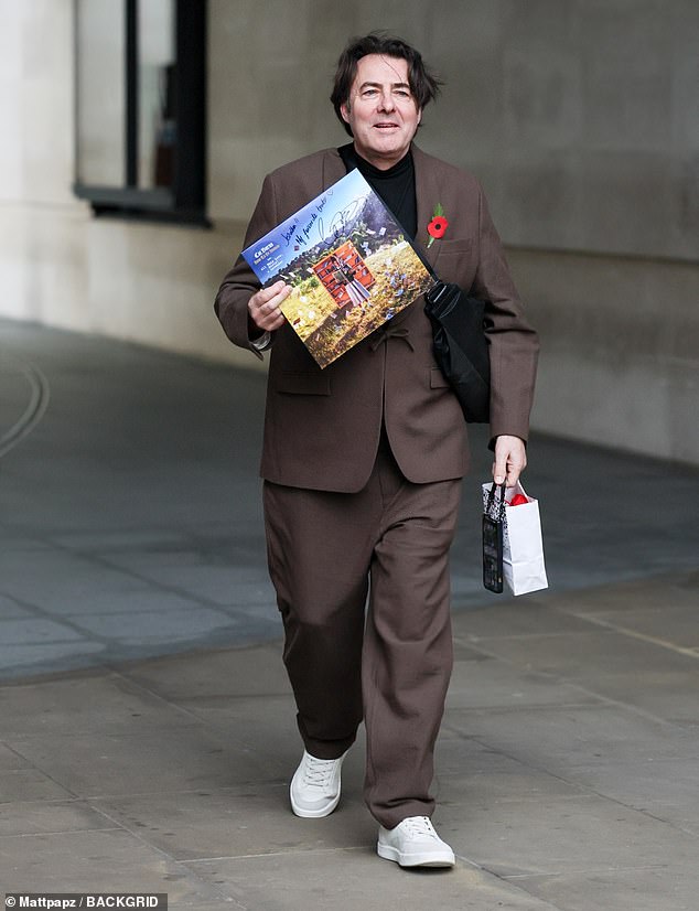 تم تصوير جوناثان روس أيضًا عند وصوله، حيث بدا مرتديًا بدلة بنية مع قميص أسود تحتها.