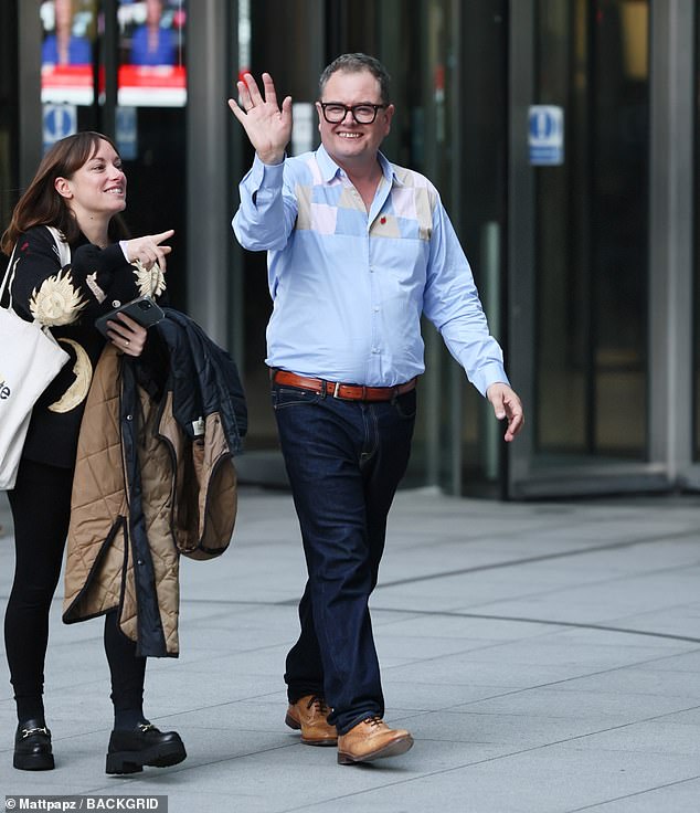 سيواجه المغني وجهًا لوجه عدو الخونة آلان كار، الذي كان مبتسمًا عند وصوله إلى مقر هيئة الإذاعة البريطانية (BBC) قبل بث الحلقة الأخيرة.